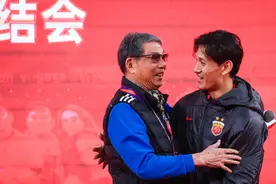 创始人徐根宝欲返还香槟，投资方说出三个致敬，“双冠王”海港没忘记栽树人！图片