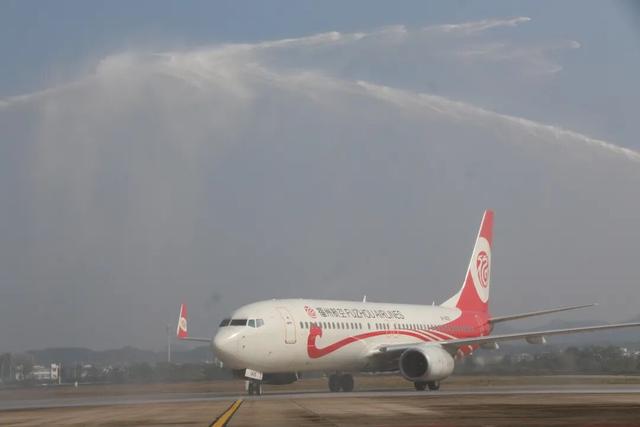 ​​一条航线，尽览北国冰雪、黄山奇峰与南海暖风！​“哈尔滨—黄山—三亚”航线今日开通