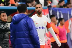 泰山队VS青岛海牛，德尔加多从替补登场到进球的神奇瞬间！图片