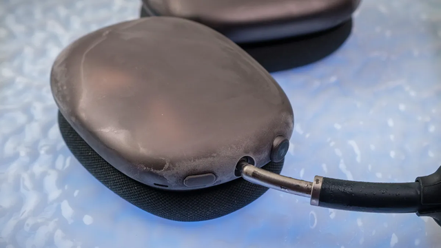 修复苹果 AirPods Max“变砖”偏方：放进冰箱冷冻半小时有望复活