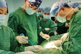 5岁男孩患上罕见病，脊髓电刺激治疗为其缓解病痛图片