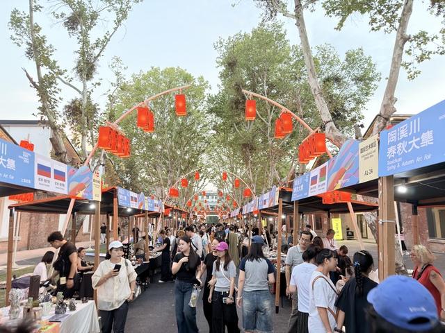 “匠从八方来，器成天下走”——世界陶瓷文化在景德镇“百花齐放”