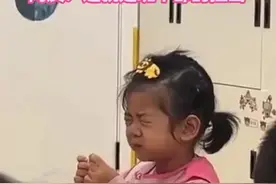 小女孩吃猪肝表情火出圈 网友：这就是班干部的担当吧图片