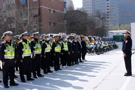 医院附近“两车”乱停乱放 郑州交警联合多部门开展专项整治图片