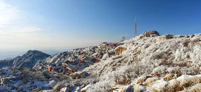 岱宗披霜缟 冰韵醉人间