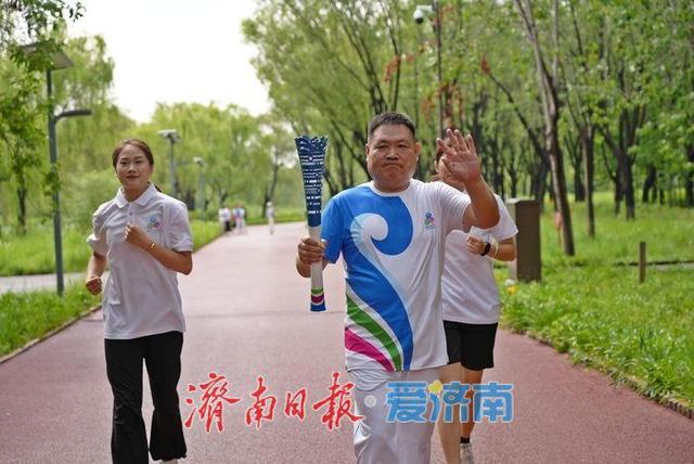 袈裟泉涌千年韵！2025济南国际泉水节“泉炬”传递抵达长清
