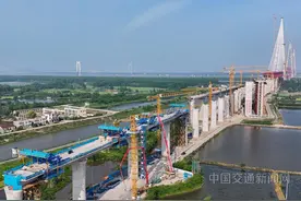 巢马城际江北段架梁通道贯通图片