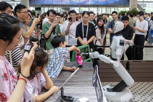 会展区｜全球关注 2025世界人工智能大会在上海开幕