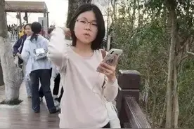 湖北大学19岁女生失联数日，警方称已找到手机均关机，家人：在湖边发现女生衣物图片