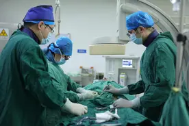 拳头大“血管炸弹”潜伏体内，医生微创手术为患者解除危机图片