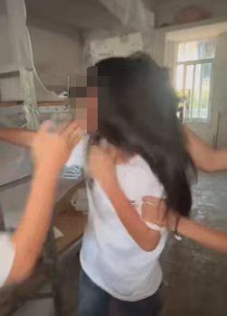 广西一中学多人霸凌女生，扇巴掌骑身上踩头部还比出剪刀手？苍梧县教育局：多部门介入