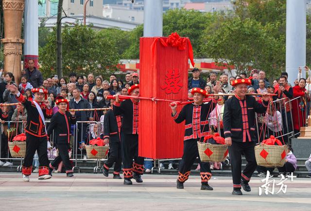 瑶山焕彩 盛会倾城｜连南民族特色巡游引万人空巷