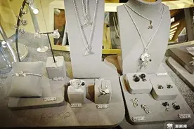 潮玩巨头“跨界”卖珠宝，银子卖出金子价图片