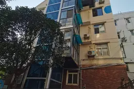 这个小区一顶楼住户单独出资50万元装电梯图片