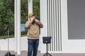 火遍全网的南京玄武湖“口琴大叔”，意外有了一份新工作图片