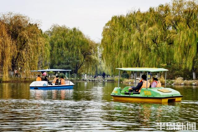 冬日暖阳映照，游人惬意泛舟