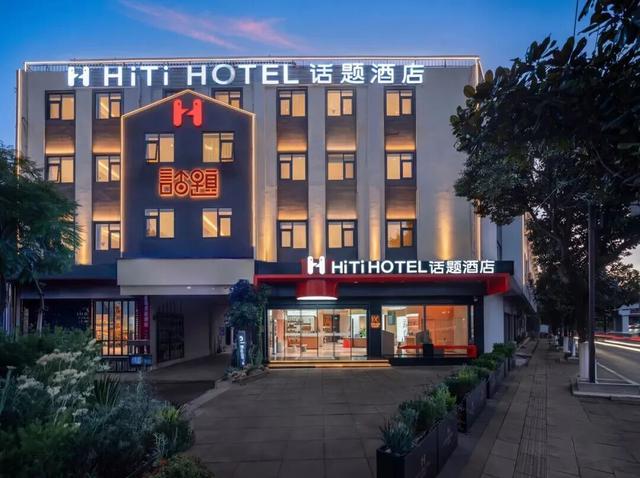 中转长水机场乘客请注意 有免费观光车直通教场中路蓝花楹花海