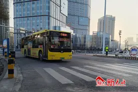 秦麦高速七里墩出口施工路段解除封闭 6路公交车恢复原线路图片