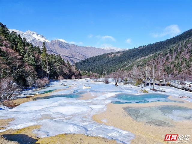 一半冰雪，一半碧波，冬日黄龙的色彩魔术