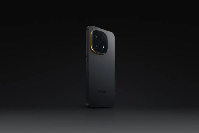不止于电竞 iQOO 15的“全能进化”与长期主义