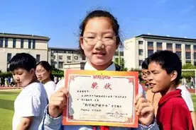 柯桥这个小女孩，靠这个动作救了同学，了不起！图片