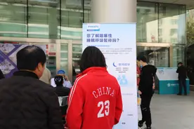 男子开车等红灯时睡着，有种瞌睡真不是“春困”！图片