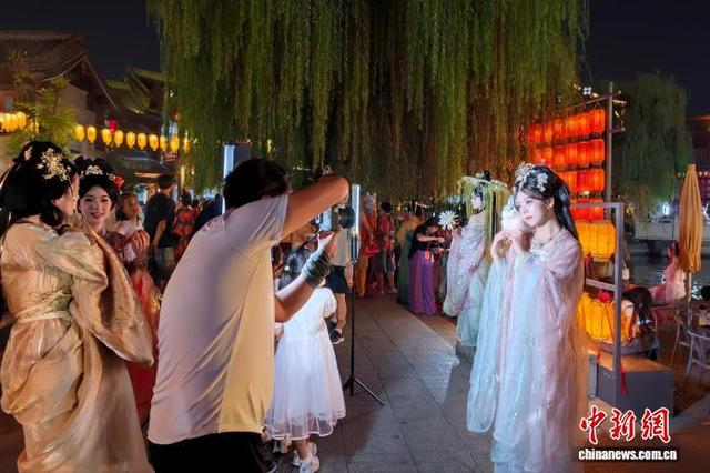 河南洛阳：洛邑古城夜游人气旺