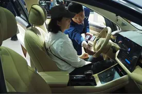 齐鲁国际车展不少市民下单订车，洽谈区挺忙碌图片