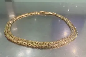 为谋利身藏大金链子300克，被查获！海关提醒图片