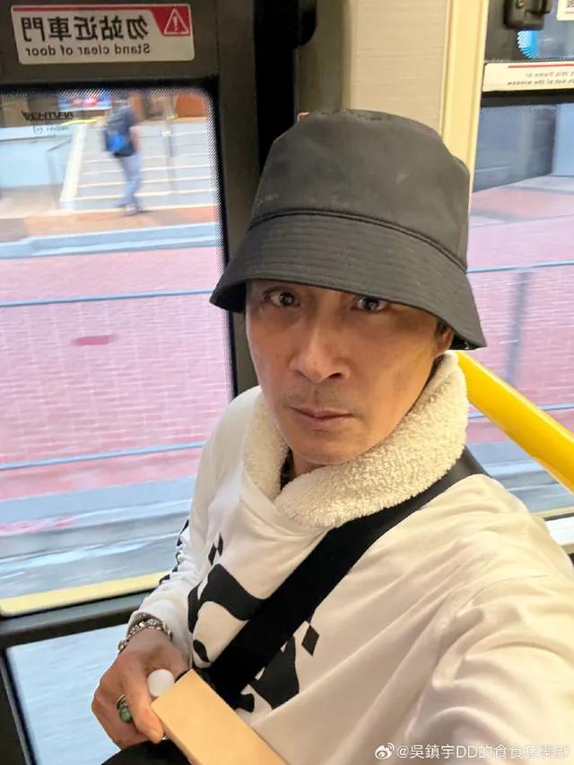 63岁演员吴镇宇刷老年卡坐公交,被疑“冒用他人证件”险被赶下车,当场掏身份证自证清白