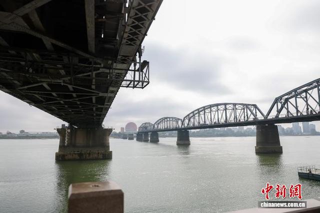 辽宁丹东鸭绿江断桥吸引游客打卡拍照