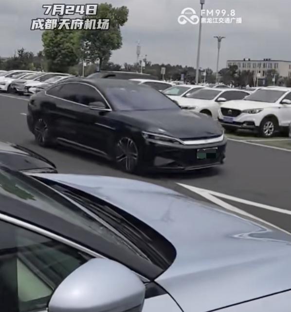 四川机场通报“网约车疑似故障转圈”：男子接不到客人，在停车场绕行，未造成人员伤亡