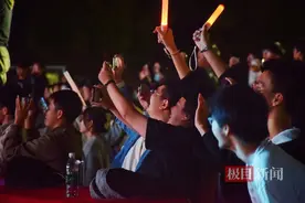 师生齐唱原创歌曲！武科大新生文艺晚会秒变“音乐节”图片