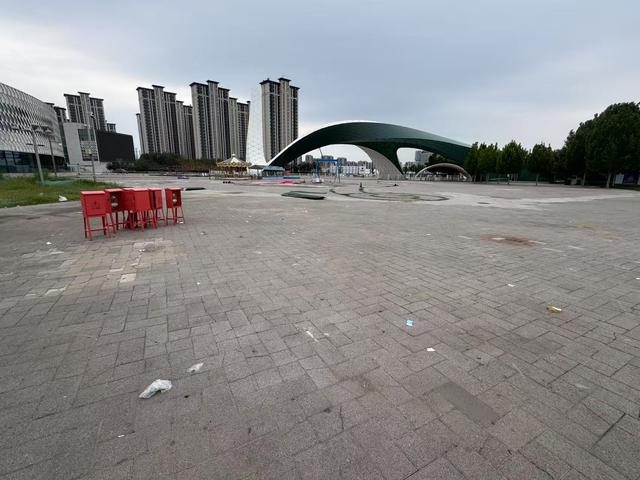 垃圾桶就在旁边，游客仍随手扔，园博园这些地方有点脏