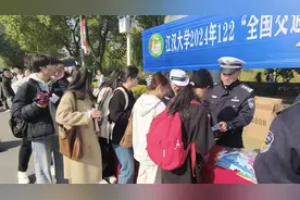 这个校园里，一辆电动自行车挂上两个车牌图片