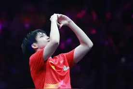 【乒乓球】王楚钦重庆赛男单封王，“比心”手势盼给家人带来好运图片