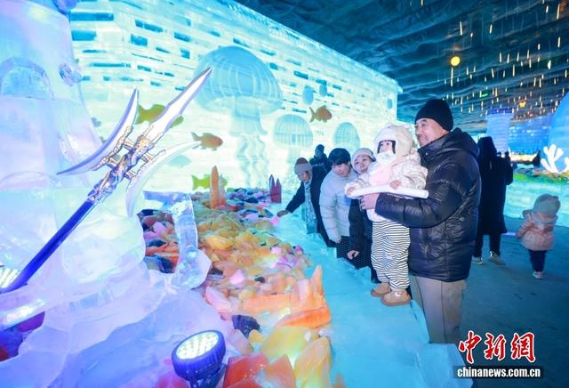 北京龙庆峡冰灯艺术节开幕