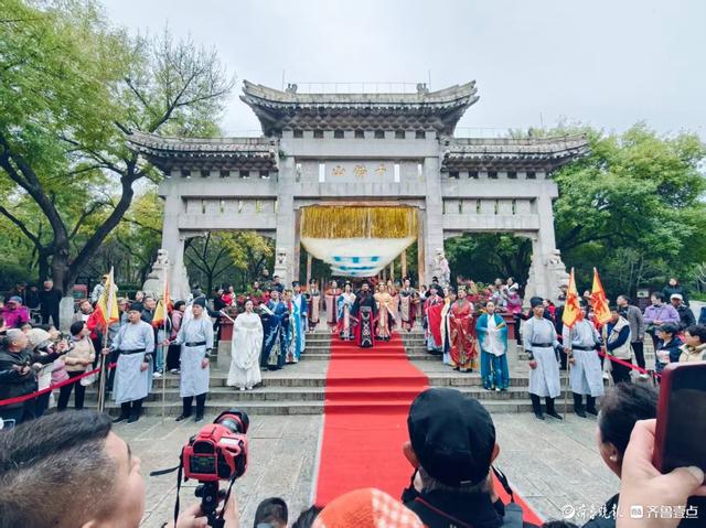 来济南千佛山，热热闹闹赶庙会