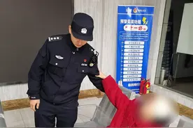 92岁婆婆冒雨找孙子不慎摔倒，忘记手机密码难联系家人，民警机智打110获取电话号码助其回家图片