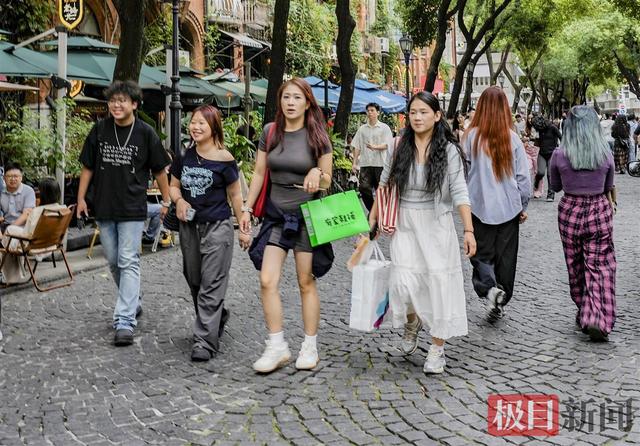 天凉好个秋，市民添衣喜出游