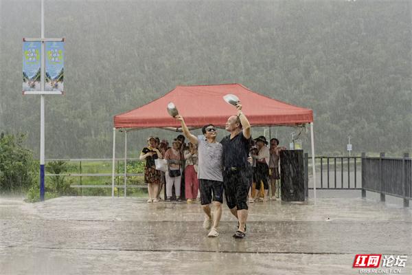 山风卷雾扑面来，才懂峡谷漂流的浪漫：揉碎燥热，撒满欢歌