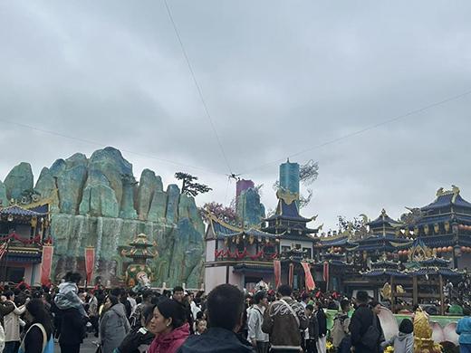“踏入这条街，你已是江湖中人”，2000个NPC在景区演绎别样人生｜华夏双节观察