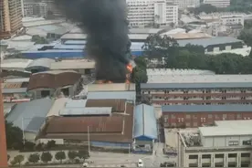 南宁一收废品站发生火灾，现场黑烟滚滚绵延数公里图片