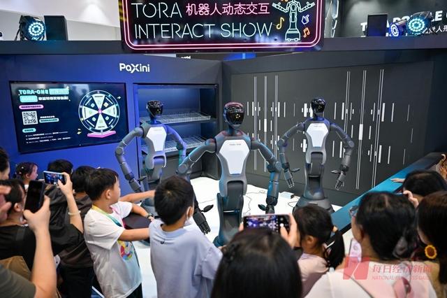 图集丨直击“2025世界机器人大会”：是帮手也是玩伴  人形机器人密集上新