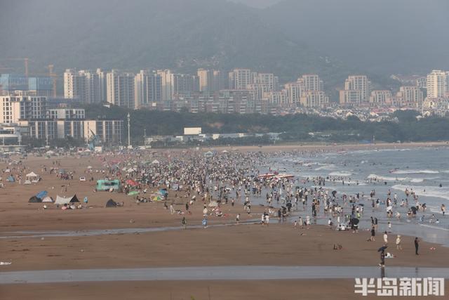 闷热天，浴场纳凉