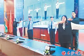 长沙交警全程飙英语讲交通安全课 留学生：So nice！图片