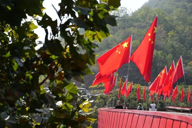 安阳林州：红旗渠上红旗飘扬！祝福伟大祖国！