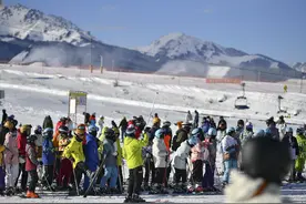 （体育）乌鲁木齐“热雪”迎冬图片