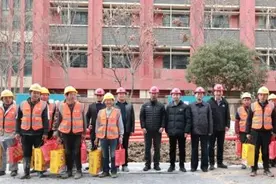 合肥市经开区干部为一线建筑工人送新春祝福图片