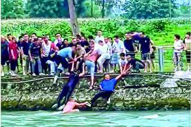 激流中，他们上演生死救援图片